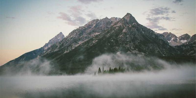 一个家庭在客厅里,父母和孩子一起观看家中Vlog的照片,旁边摆满了各种拍摄设备