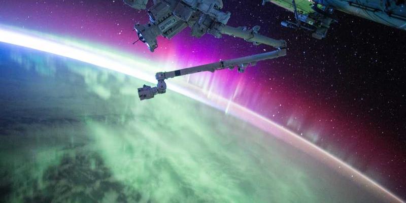 说明：一张现代人在信息海洋中寻找知识的插图，画面中的人物手持放大镜，周围散布着书籍、报纸和手机屏幕。