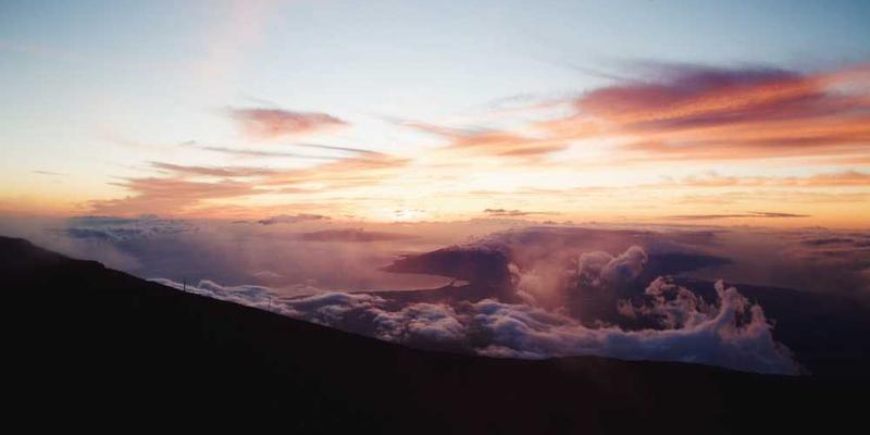 一组模仿明星穿搭却穿成“买家秀”的图片，包括服装、妆容和造型等多个方面。图片说明：以下图片为模仿明星穿搭却穿成“买家秀”的案例，供大家参考。