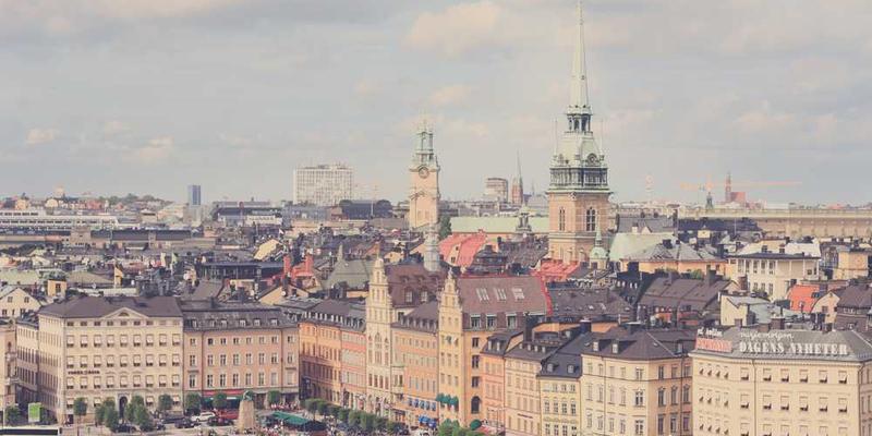 一张展现不同年代代表性环境声音的图片，如60年代的老北京胡同、80年代的海滨城市、90年代的繁华商业区等