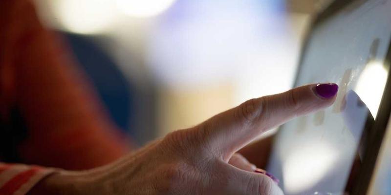 一块形状奇特的肥皂，表面布满各种颜色和形状的污渍