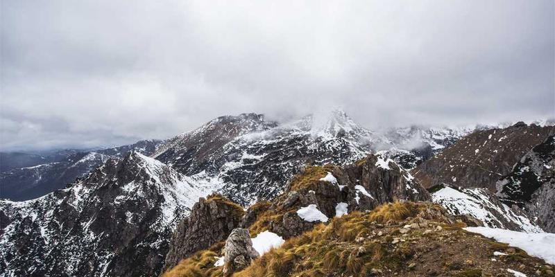 一幅抽象画作，画面中充满了各种大小不一的点、流畅的线条、块状的面和随意的泼洒，形成了一种类似乐器演奏的节奏和旋律感。