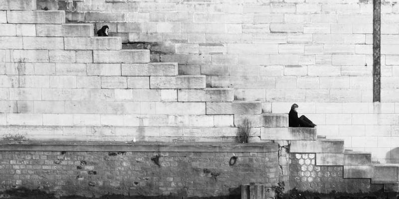 尝试以完全中立的“外星观察者”身份,记录一次人类社交聚会