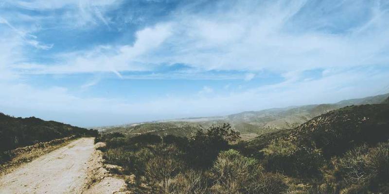 一个安静的图书馆或耳机戴在耳朵上的人，专注工作的插图