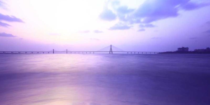 实验参与者通过触摸墙壁上的图案辨别方向。