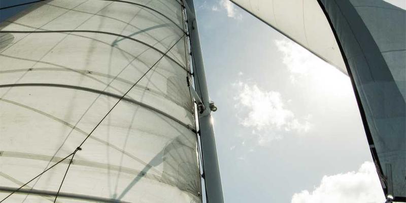 高清、色彩斑斓的肥皂泡破裂瞬间照片，画面中可以看到液滴喷射形成的色彩斑斓的景象