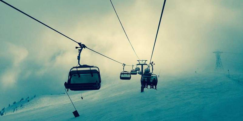 一个完全黑暗的房间，只有微弱的触觉线索，如墙壁的纹理和家具的形状。