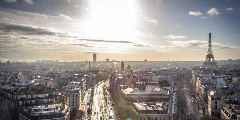 一位老者手持渔竿坐在湖边的画面，背景是宁静的湖面和远处的山峦。