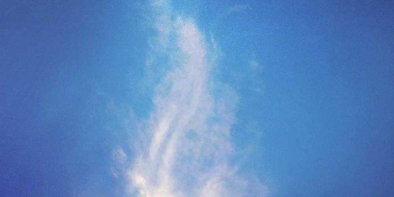 一把放在角落的旧吉他，布满灰尘，琴弦松弛，显得十分陈旧