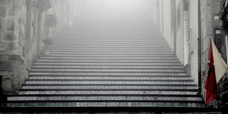 观察一个口号在运动中被反复呼喊时，其语义的“热衰竭与蒸发”