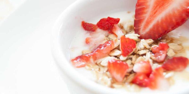 一位年轻人在使用智能手机，屏幕上显示的是经过AI过滤的新闻，背景是一片宁静的海滩，象征着用户内心的平和