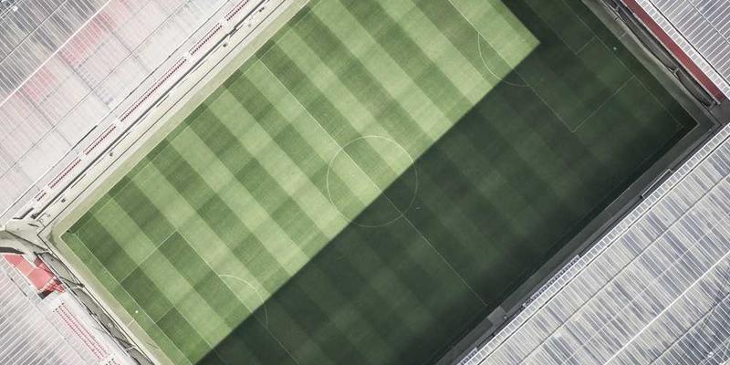 说明：一张消费者评价界面的截图，展示了不同用户的评论和评分