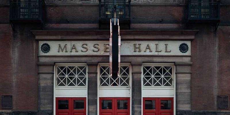 不同年龄段人群观看悲剧新闻时表情变化的示意图，包括老年人、中年人、青年人和儿童的表情特征