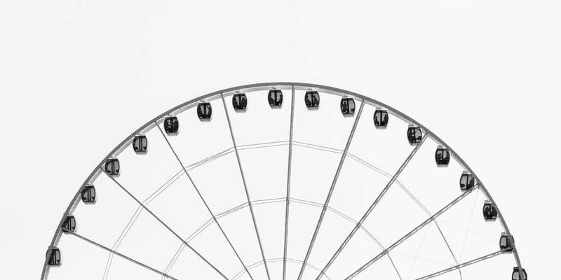 书店内“畅销书”展台与“文学经典”书架对比图，展示两者在空间布局上的差异