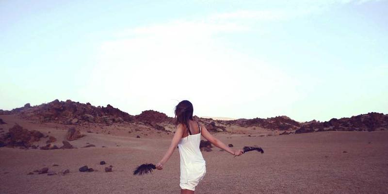 为“收藏一堆永远用不上的塑料袋”这一行为，撰写一份《资源储备心理学》报告