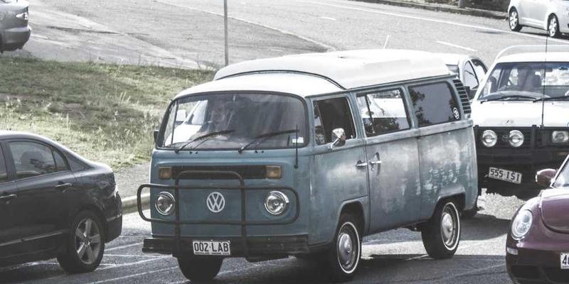 晨起第一杯水,必须用特定玻璃杯,且面向特定方向饮下的水疗法。