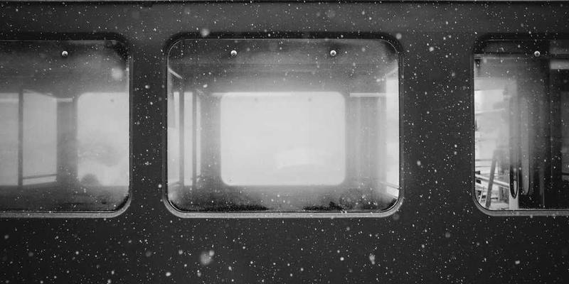 一位专业整理师正在为客户整理家居空间，背景是干净整洁的房间，体现反向消费的成果