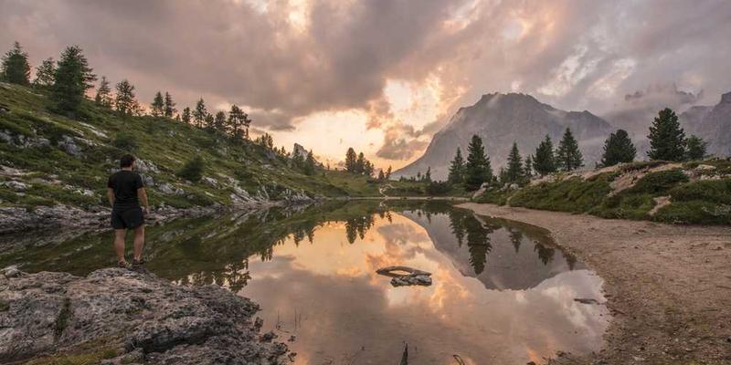 重要对话前,深呼吸三次并轻触随身佩戴的某件饰品的“定神”动作。