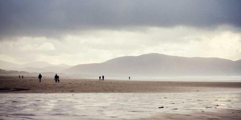一个智能家居灯泡，灯泡表面显示节能状态，旁边有一个显示屏可以调节灯光和模式