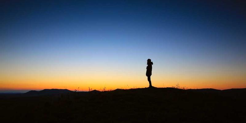 一位手持书籍、站在悬崖边的英勇人物，背景是一片神秘的星空，象征着个人神话体系的力量和无限可能