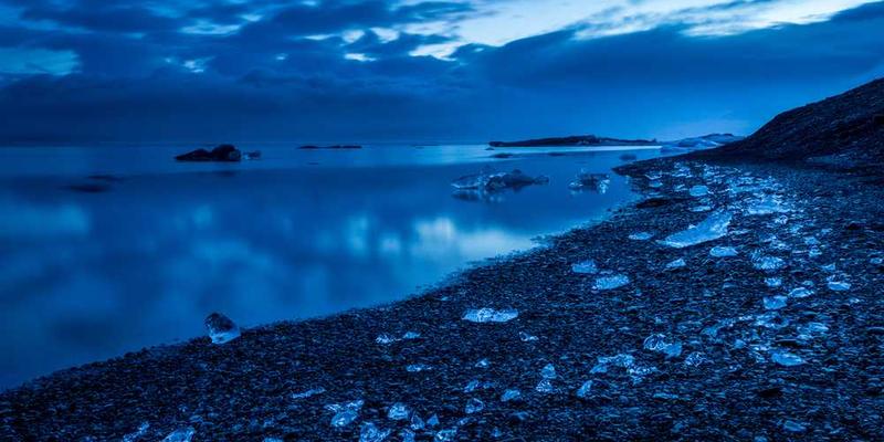 一位年轻人在体验“认知偏差体验包”的互动游戏环节，表情专注，周围摆放着不同主题的体验工具