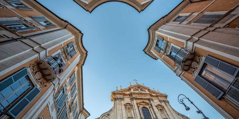 一位主播在直播中展示商品，表情热情洋溢，观众在评论区积极参与讨论