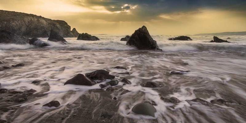 展示“光影雕刻”窗帘在室内投映光影效果的图片，画面中窗帘材质透明，光影图案在墙面和地板上形成美丽的图案