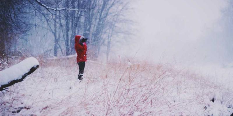 一位思考者在图书馆阅读,周围摆放着各种书籍,象征着对多元信息的探索和接纳
