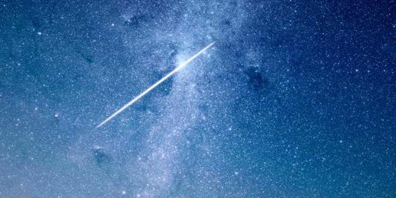 一位年轻人在收到快递后，专注地用刀划开胶带，试图划出一条流畅的线条。背景是一个温馨的房间，桌上摆放着快递包裹和一把精致的小刀。图片风格温馨、细节丰富，能够展现文章主题。