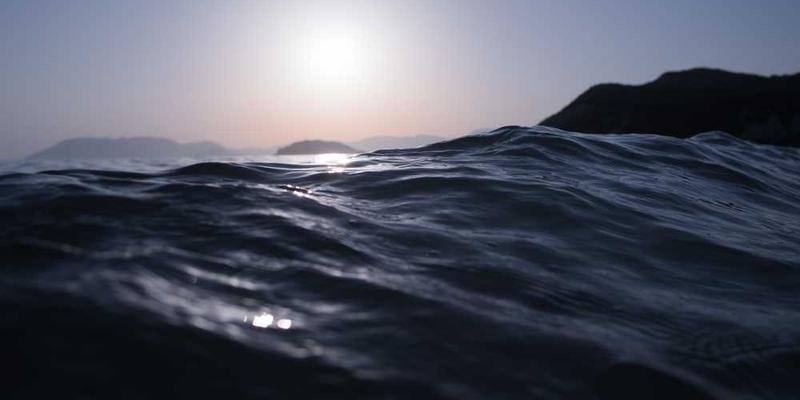 一个精致的盒子,上面刻有“时间耗尽者之墓”的字样,盒子内整齐地摆放着各种笔芯空壳,背景是温暖的灯光,营造出一种温馨而怀旧的氛围。