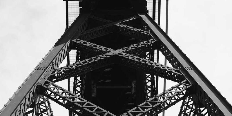 展示多个“时间胶囊区”,每个区域摆放着不同年龄段的物品与音乐,参与者们正认真观察和体验