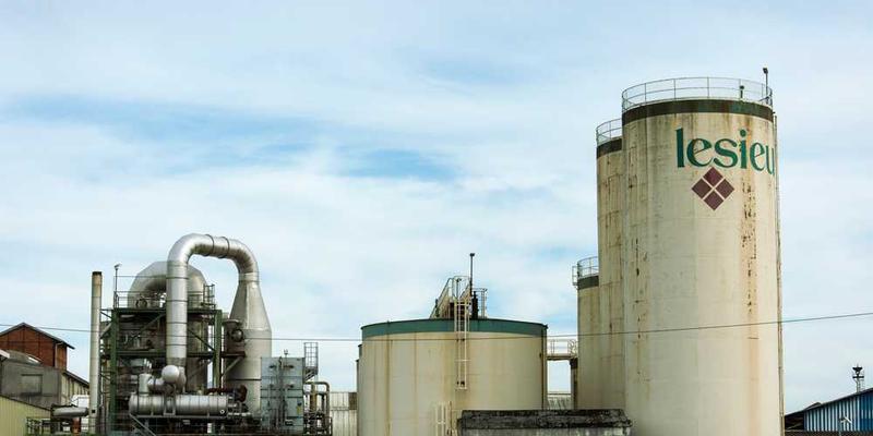 一粒尘埃在阳光下的悬浮轨迹，背景为星空