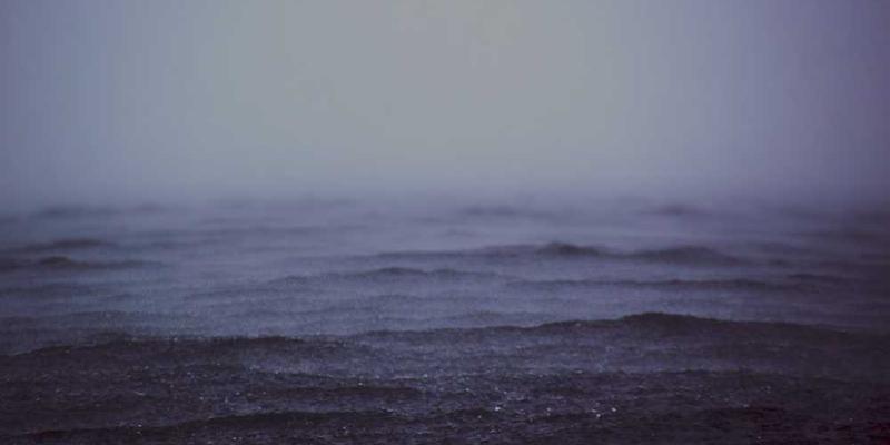 说明：一个安全锁与电脑屏幕的插图，象征着密码管理的重要性