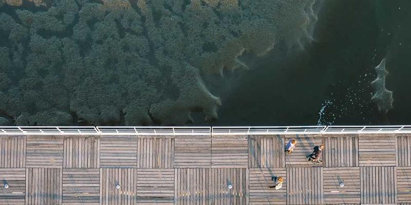 超市收银台，塑料袋被放在购物篮中