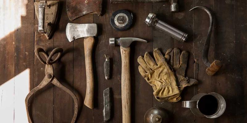 一位年轻人在家中练习八段锦的照片，画面温馨舒适，有利于传达健康养生的主题