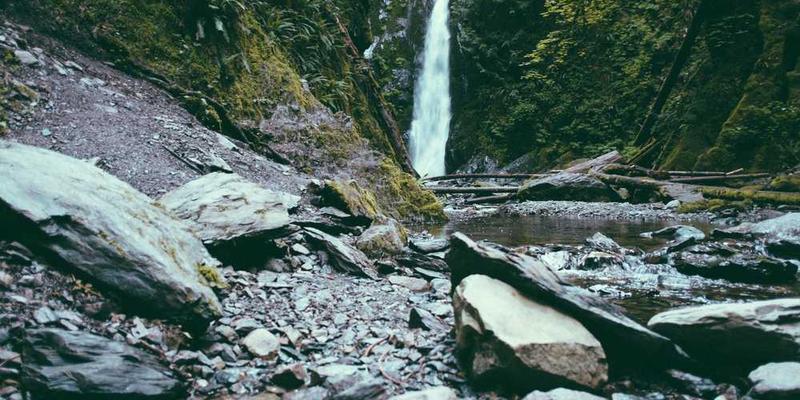 夜晚，一盏柔和的灯光下，一个人静静聆听自然白噪音的场景