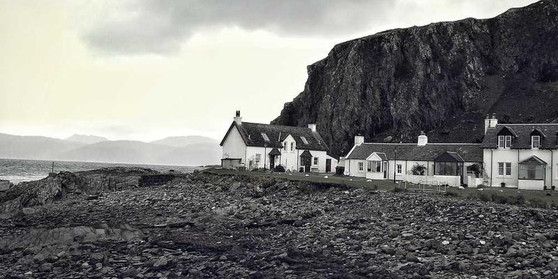 一位员工闭上眼睛，用手指轻轻按摩眼周