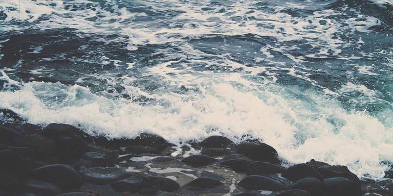 说明：一幅描绘不同人群的画作，寓意着打破刻板印象，展现个体差异。