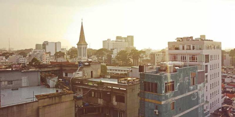 展示咖啡制作过程中形成完美分层的瞬间，突出层次分明、色泽诱人的视觉效果