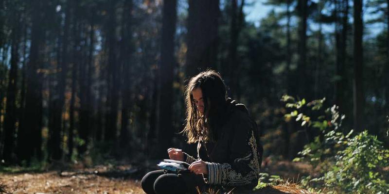 一位主播在直播结束后，与观众互动，回应观众关于商品的提问