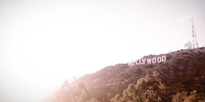 情侣手牵手在公园散步，背景为夕阳下的树林，营造出浪漫的氛围，表达出即使在长期关系中，爱情依然需要用心经营的主题