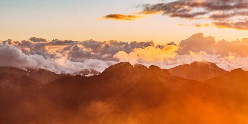 说明：一张日晷报时系统的效果图，展示了一个室内环境中，利用光线角度报时的装置，以及人们根据光线角度进行时间判断的场景。