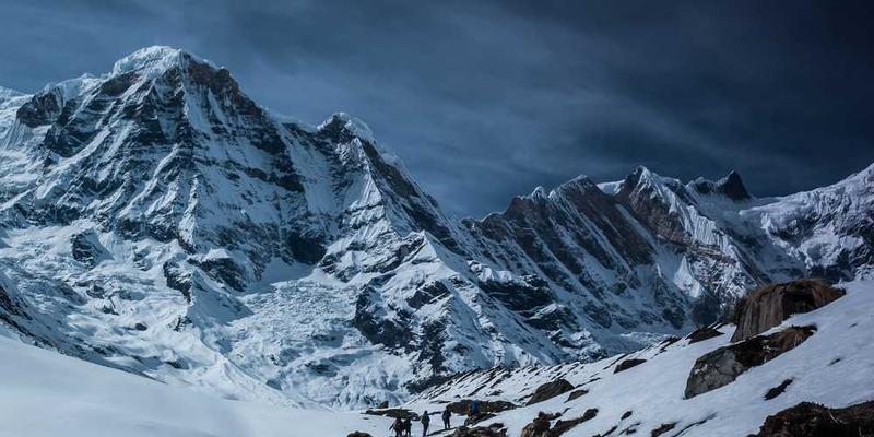 人物在不同“重力场”中的互动，如一个积极向上的人物被众多人围绕，而一个消极的人物则独自一人，以表现“重力场”对人际吸引的影响