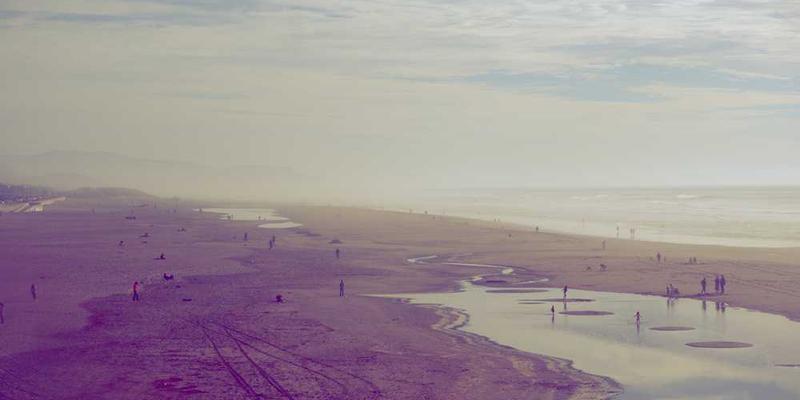 发布会现场，与会嘉宾、媒体及技术人员认真聆听，大屏幕展示电子邮件签名迭代产品