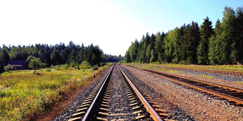 说明：一组展示不同时代、不同领域的草图与蓝图，如桥梁、建筑、城市规划等，背景为灯光打亮的档案室。