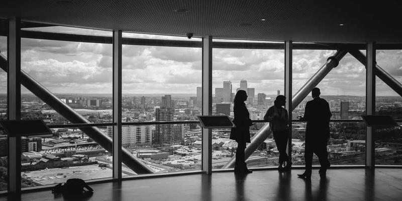 一个透明的玻璃容器，里面装满了各种形状的沙子，每个沙子形状都代表着不同日常活动，如阅读、写作、烹饪等。容器上方有一行文字：“你的日常，你的时间容器”。