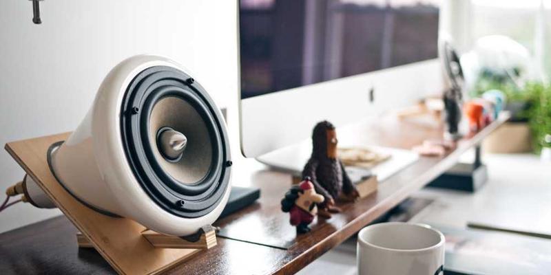 说明：一位观众在跨界音乐会上，闭眼用舌头品味音乐，表情专注而陶醉