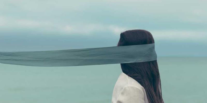 一位手语“歌手”在舞台上用手语“演唱”歌曲，周围观众专注观看。说明：视觉艺术与听觉艺术的完美融合