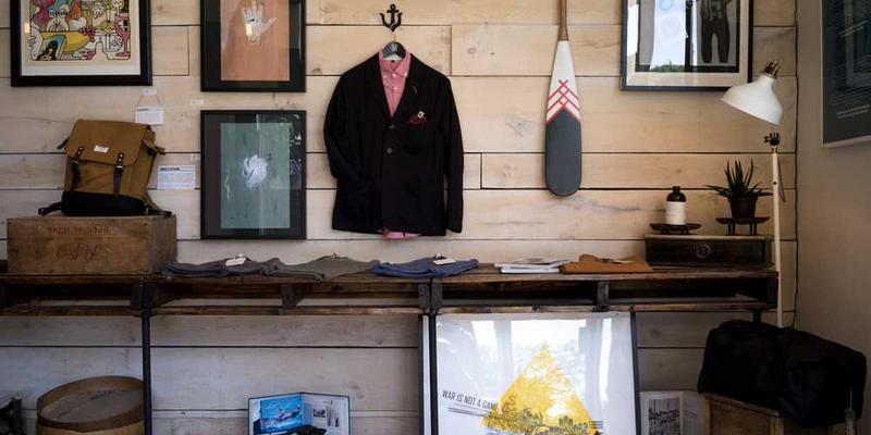 一位知识网红在直播中分享知识，背景为现代科技感十足的直播间