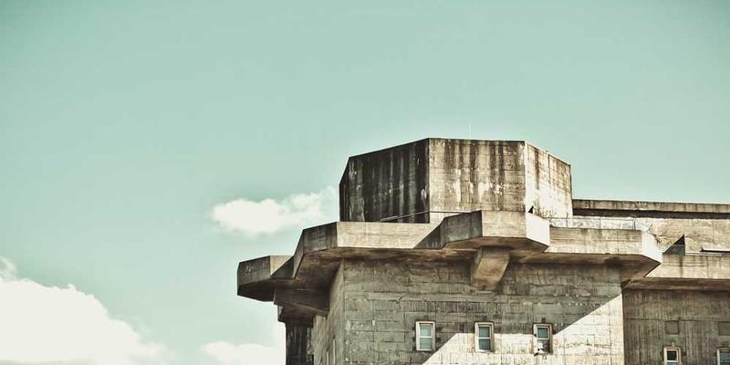 办公室中不同款式的动态办公设备，展示现代办公家具的多样化。说明：多款动态办公设备在现代办公室中的应用，展示了办公方式的多样性和灵活性。